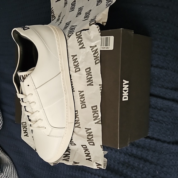 DKNY StreetSide Leather Sneakers.BRAND NEW IN ORIGINAL BOX,NEVER WORN. - Picture 2 of 8